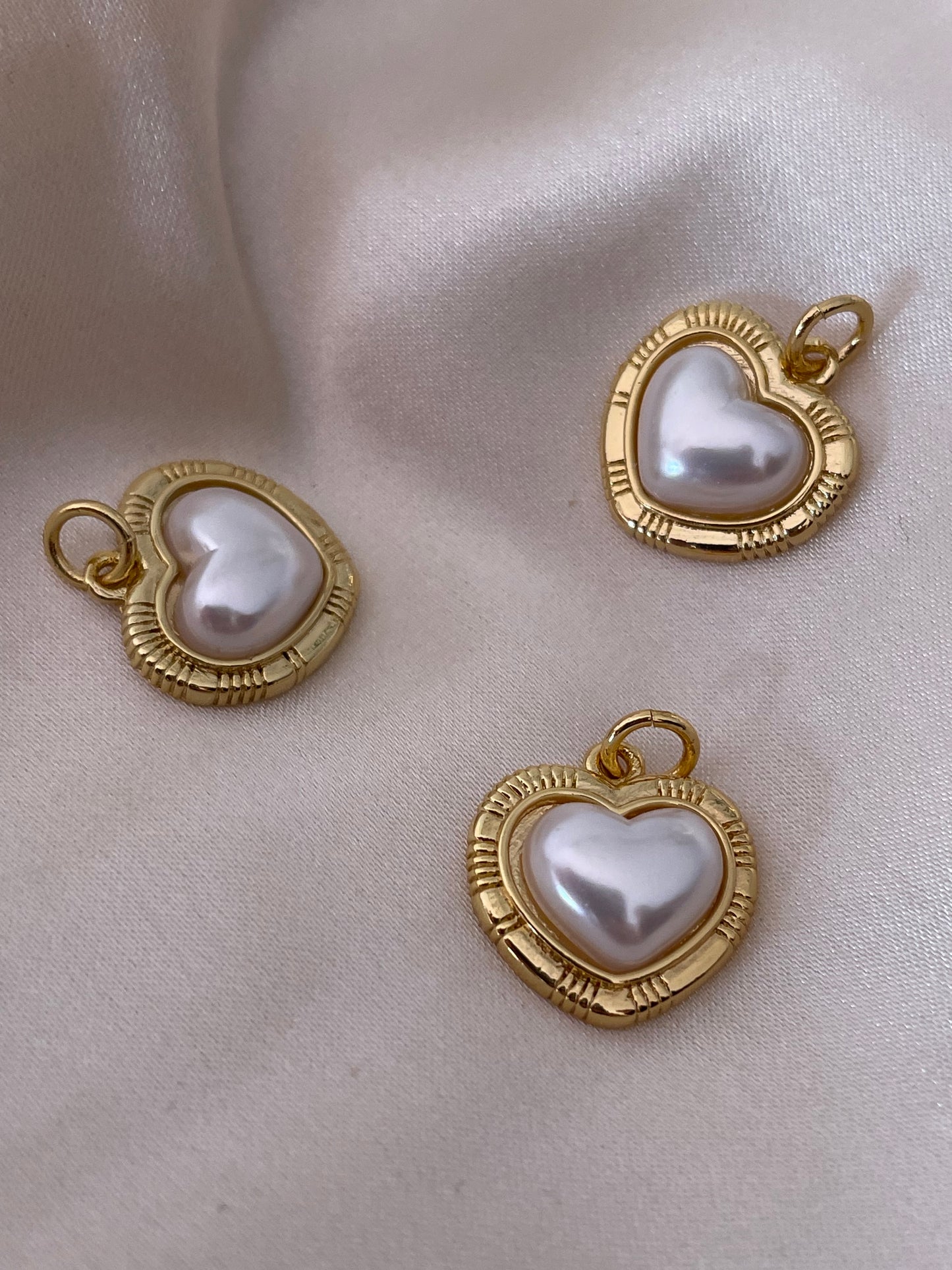 DIJE DE CORAZÓN APERLADO