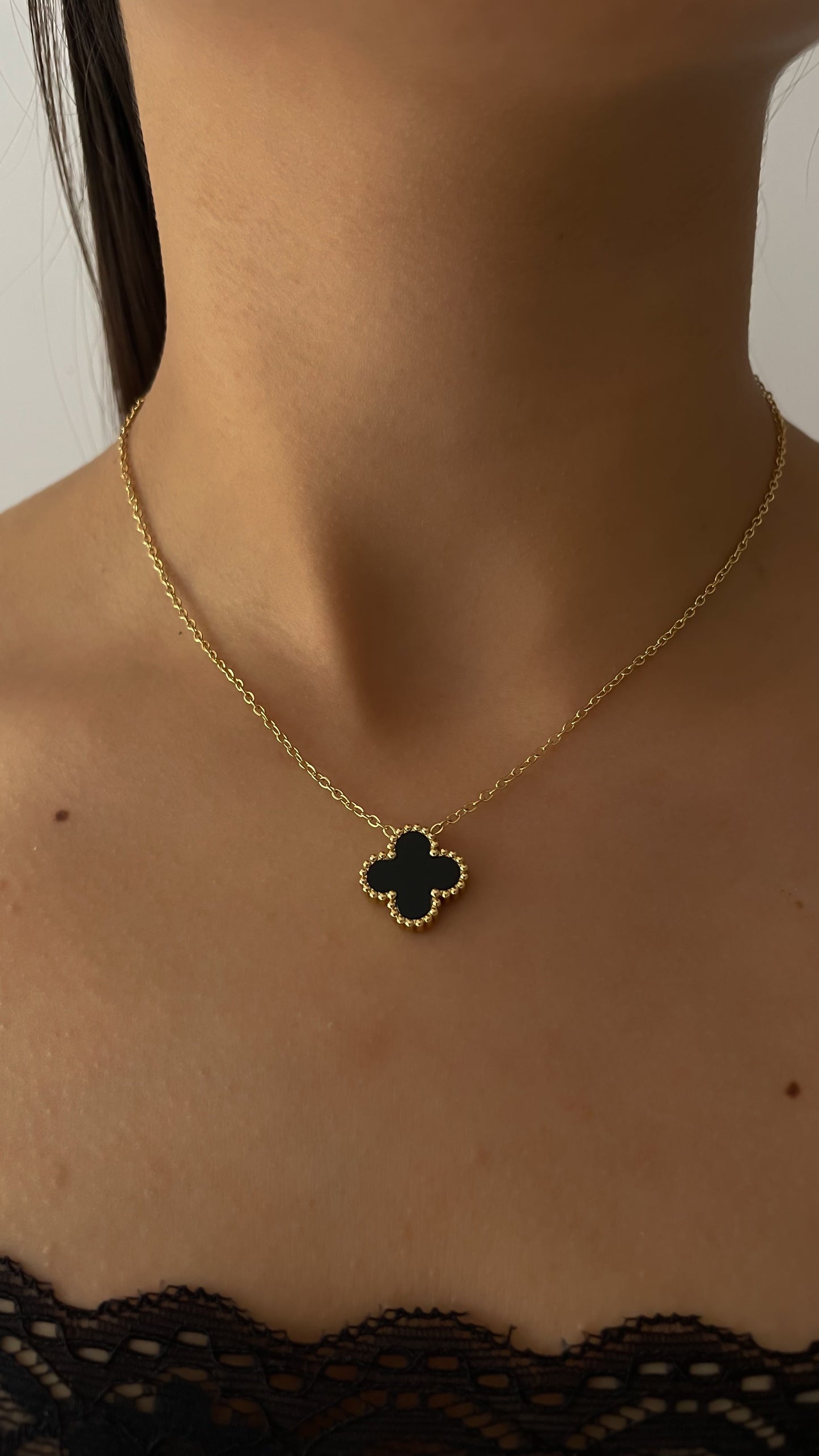 JUEGO DE COLLAR Y ARETE TREBOL