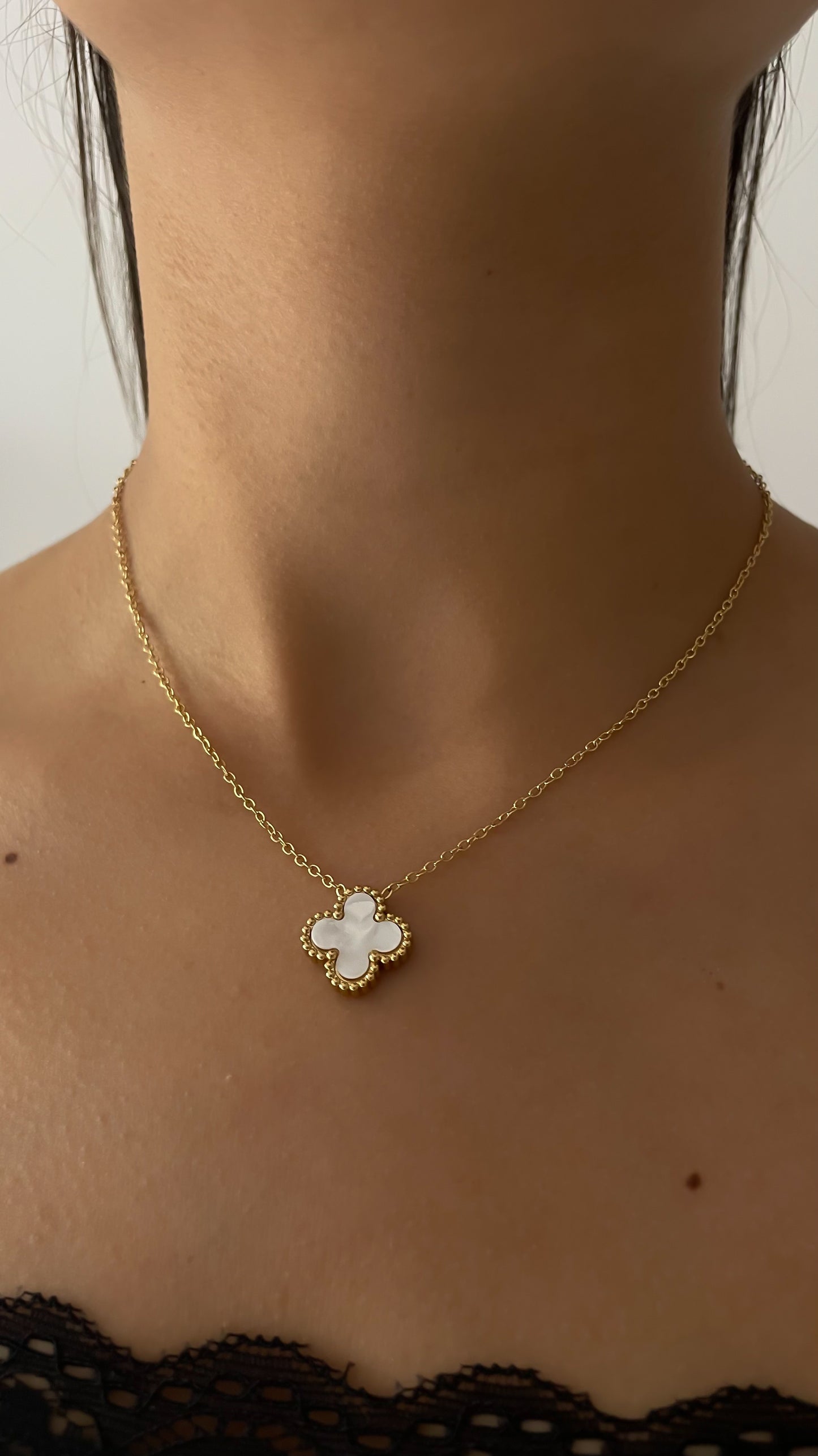 JUEGO DE COLLAR Y ARETE TREBOL