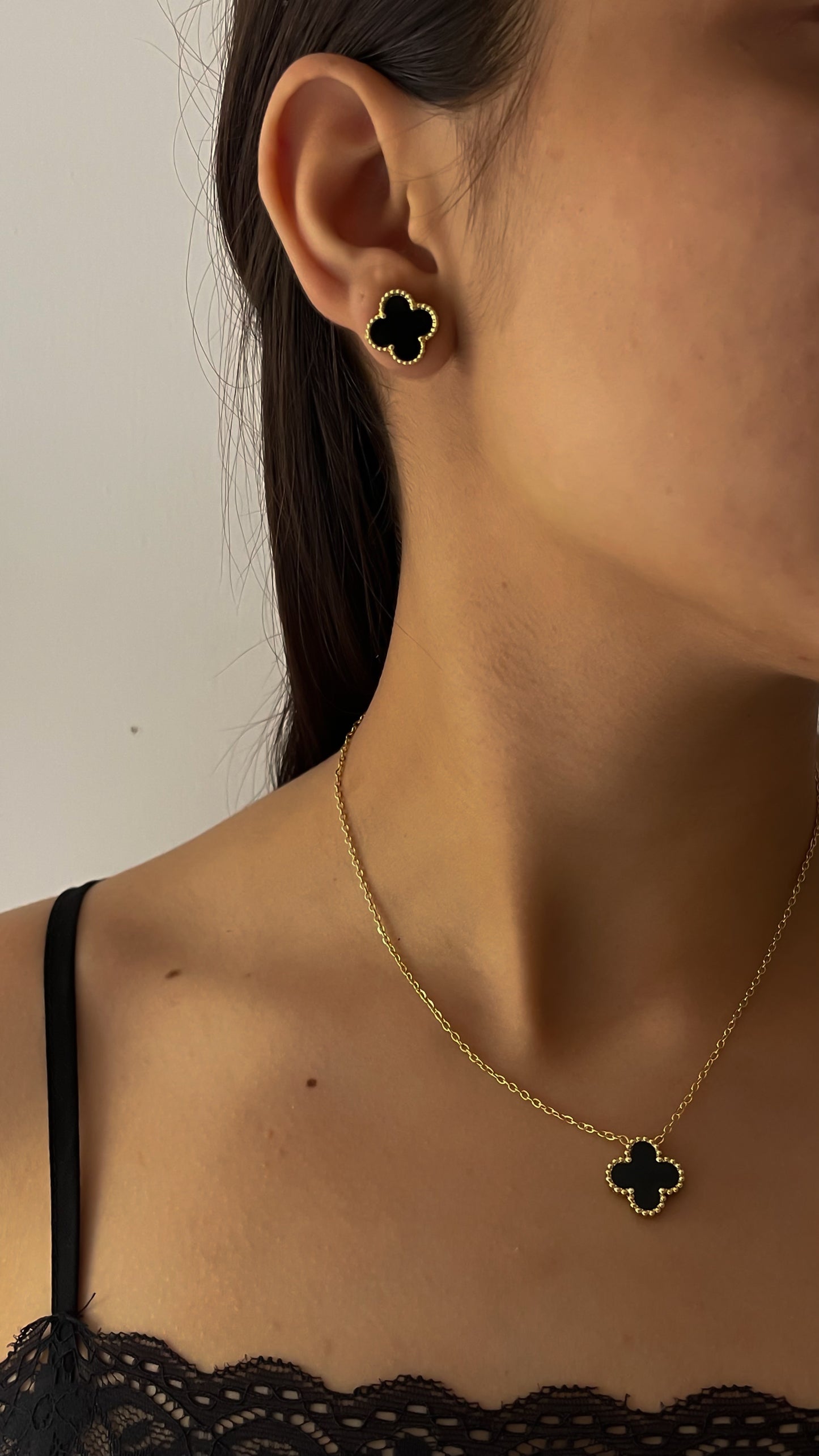 JUEGO DE COLLAR Y ARETE TREBOL