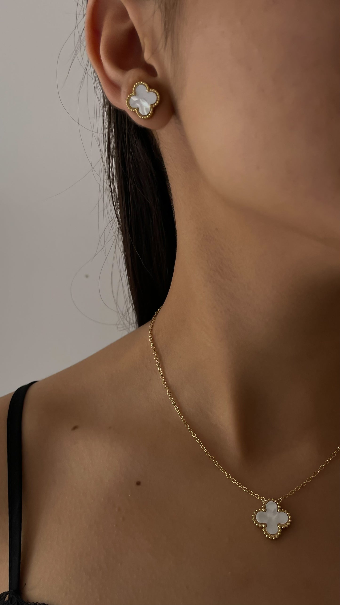 JUEGO DE COLLAR Y ARETE TREBOL