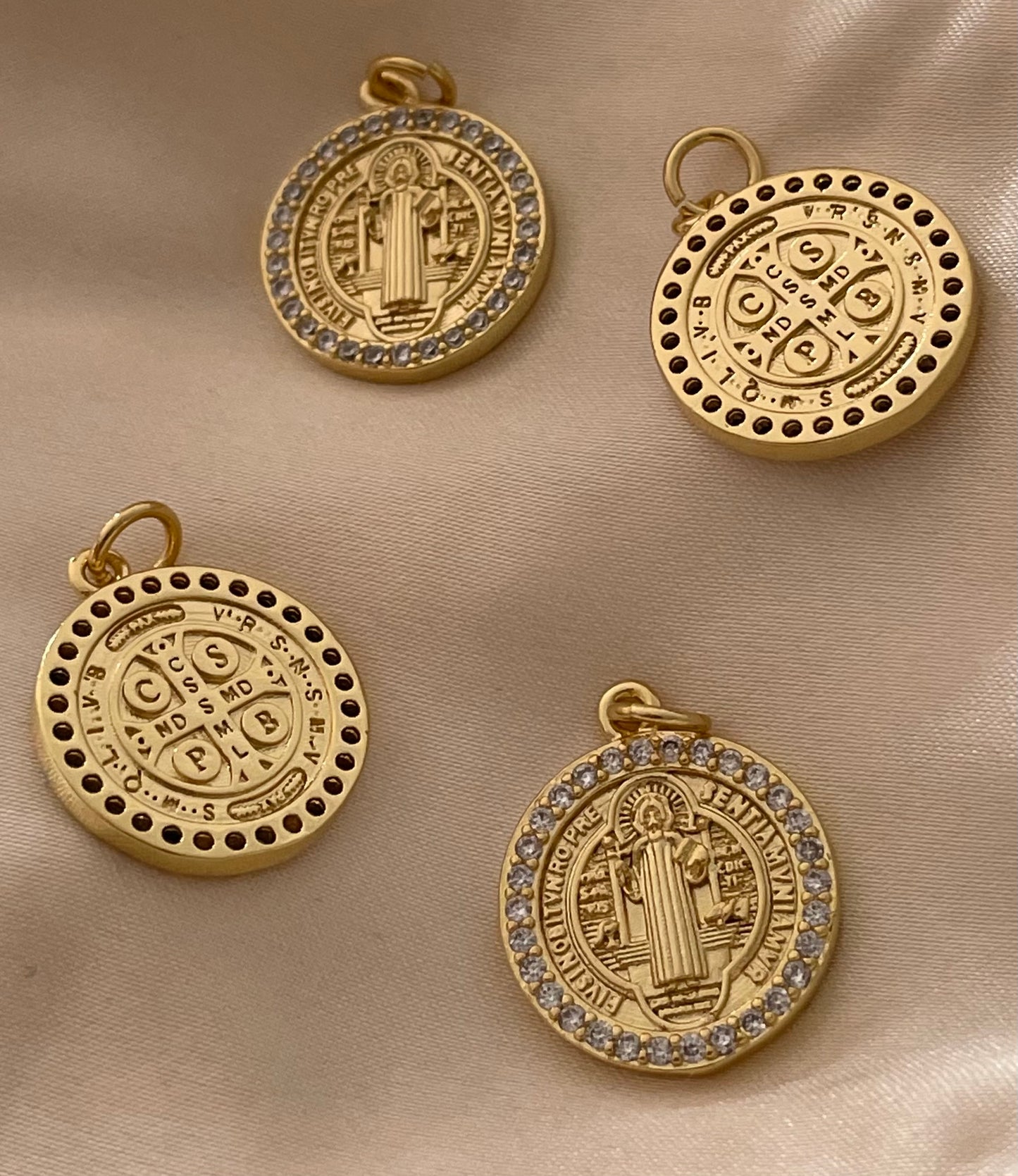 MEDALLA SAN BENITO ZIRCONIA